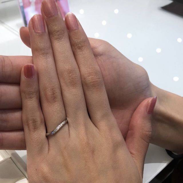 【Something Blue(サムシングブルー)の口コミ】 ユーラインとも言えるほど柔らかなブイラインのリングで、ブイラインのリ…