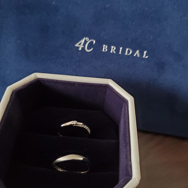 【4℃ BRIDAL(ヨンドシーブライダル)の口コミ】 結婚指輪を購入する１年前にデザインを見に行っていました。
そのときにも…