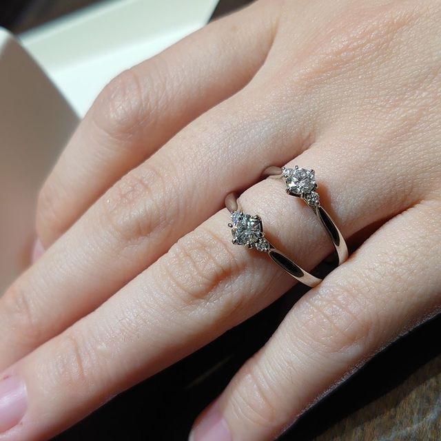 【俄(にわか)の口コミ】 両脇にメレダイヤがあるので、ダイヤが大きく見えます。爪にも名前の通り…