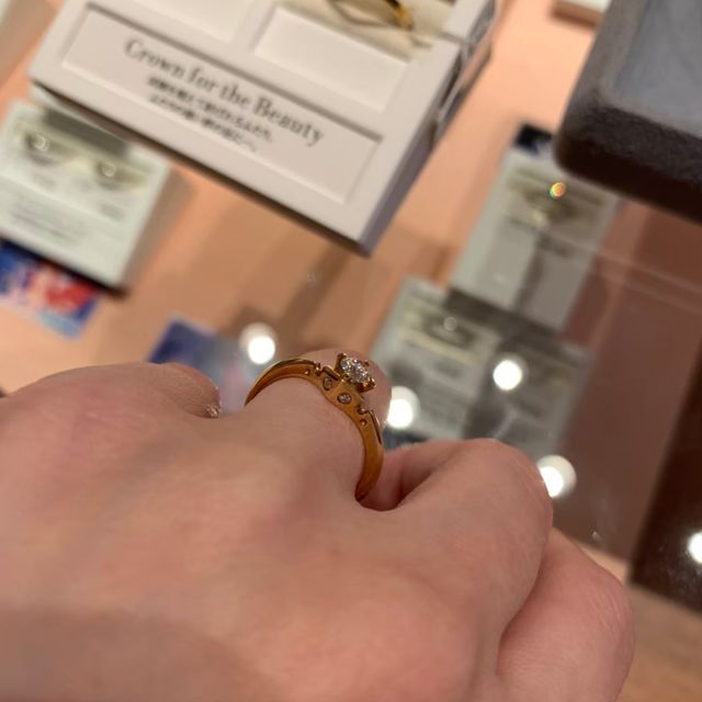 【ケイウノ ブライダル(K.UNO BRIDAL)の口コミ】 オーロラ姫のティアラがモチーフになっているので、上から見ても横から見…