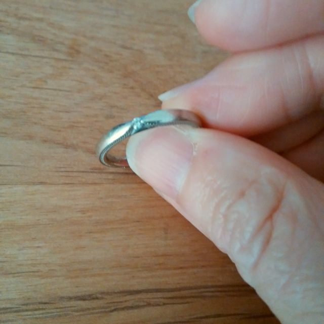 【エクセルコダイヤモンド(EXELCO DIAMOND)の口コミ】 毎日つけるものなので、ダイヤありかなしかで悩みましたが、
ダイヤありの…