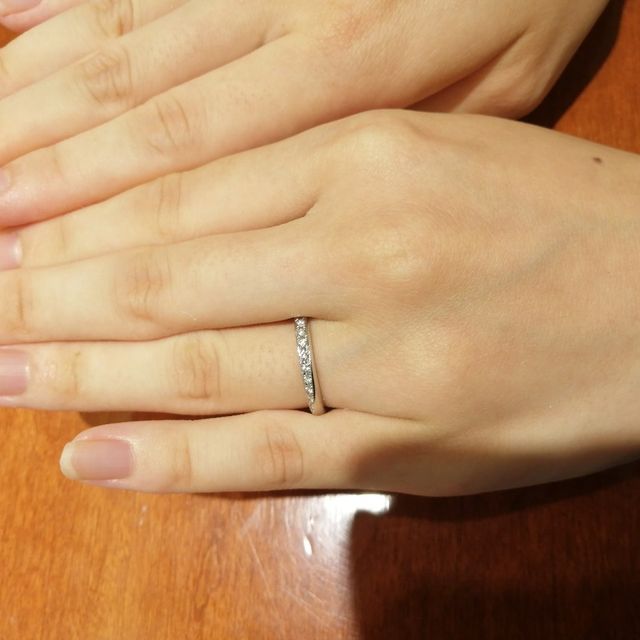 【TRECENTI(トレセンテ)の口コミ】 ストレートデザインの指輪ですが外側のラインがねじられておりねじれた面…