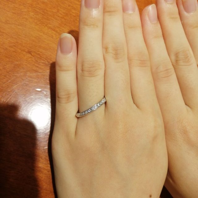 【TRECENTI(トレセンテ)の口コミ】 ストレートデザインの指輪ですが外側のラインがねじられておりねじれた面…