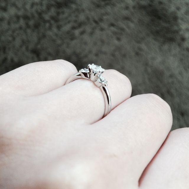 【ケイウノ ブライダル(K.UNO BRIDAL)の口コミ】 ダイヤ一つのシンプルデザインではなく、両側がハート型になっていて、ハ…