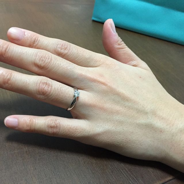【ティファニー(Tiffany & Co.)の口コミ】 シンプルな柔らかいプラチナのラインに惹かれました。ティファニーセッテ…