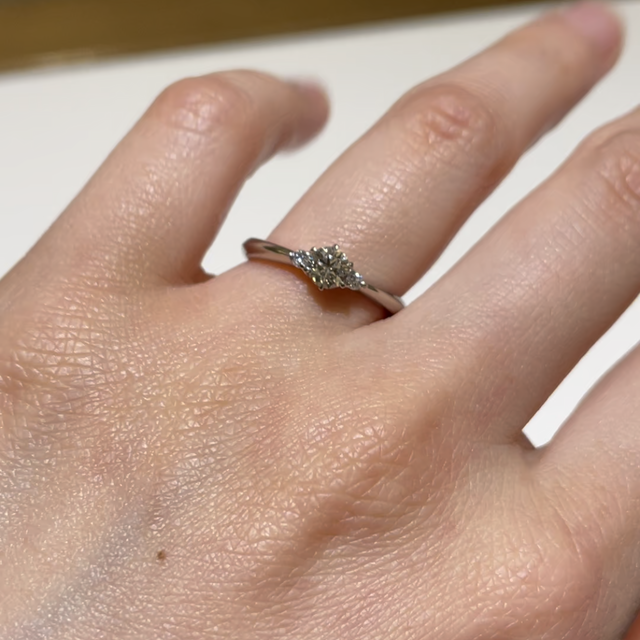 【ラザール ダイヤモンド(LAZARE DIAMOND)の口コミ】 ダイヤが斜めに散りばめられているデザインがとても可愛くてベルヴェデー…