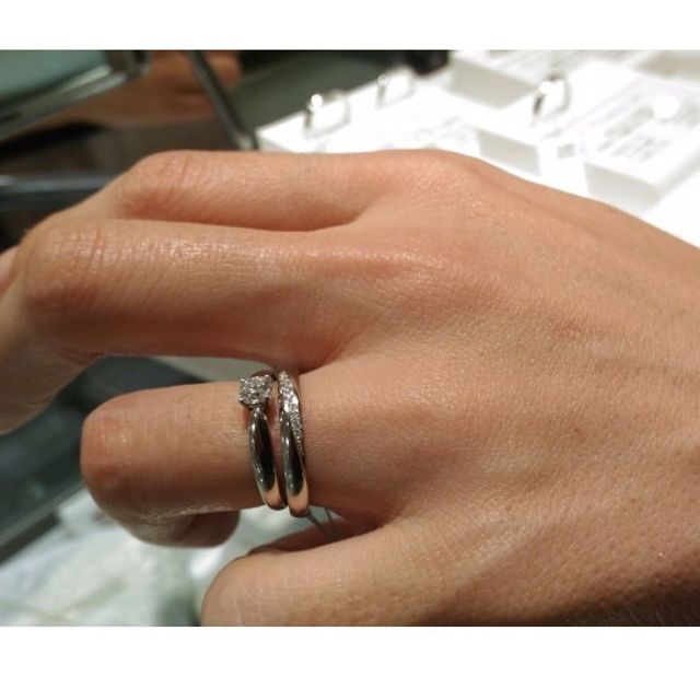 【PILOT BRIDAL(パイロットブライダル)の口コミ】 写真ではティファニーの指輪と重ね付けをしているのですが、それにも負け…
