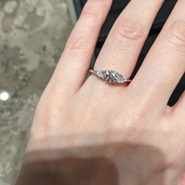 【ティファニー(Tiffany & Co.)の口コミ】 ダイヤが3つ並んでいてとても華やかな指輪です。3つ並んでいるため、中央…