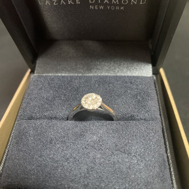 【ラザール ダイヤモンド(LAZARE DIAMOND)の口コミ】 デザイン性がある婚約指輪が好みでしたので、こちらの取り巻きデザインが…