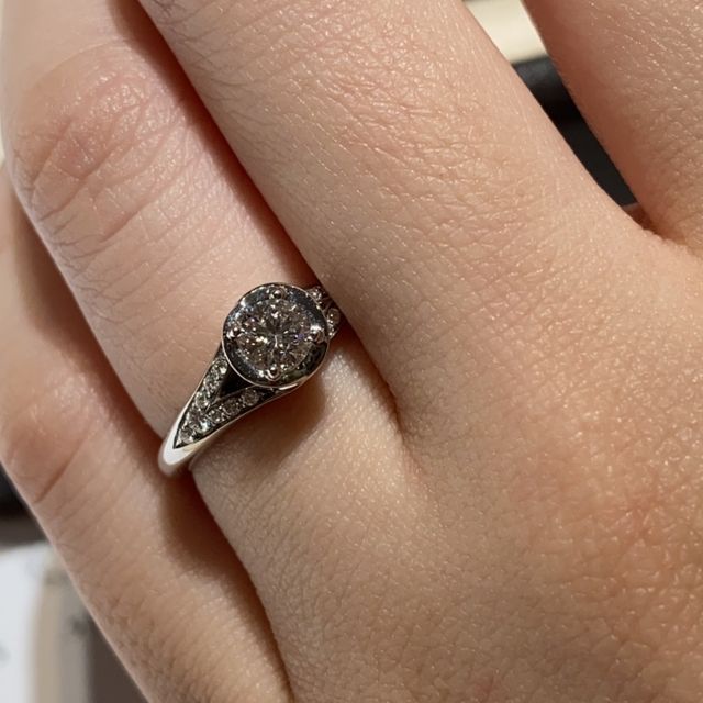 【ブルガリ(BVLGARI)の口コミ】 ユニークなデザインで、ダイヤモンドがより綺麗に見えるように計算された…