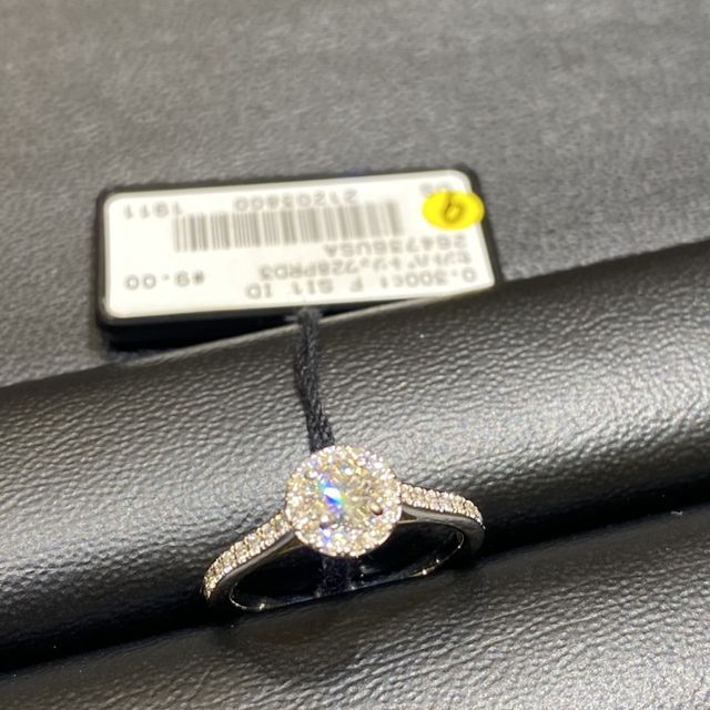 【ラザール ダイヤモンド(LAZARE DIAMOND)の口コミ】 取り巻きデザイン&エタニティなので、とてもゴージャスです。ゴージャ…