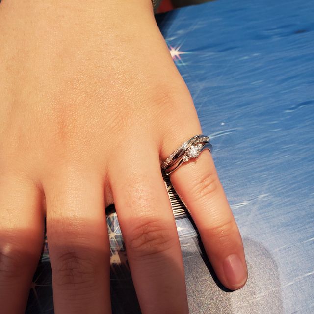 【銀座ダイヤモンドシライシの口コミ】 リングを縦から見た時の形、カーブを描きながら優しくダイヤモンドを止め…