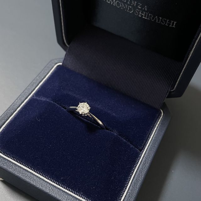 【銀座ダイヤモンドシライシの口コミ】 1番王道のリングとご紹介いただきました。ダイヤモンドに向かって細くなっ…
