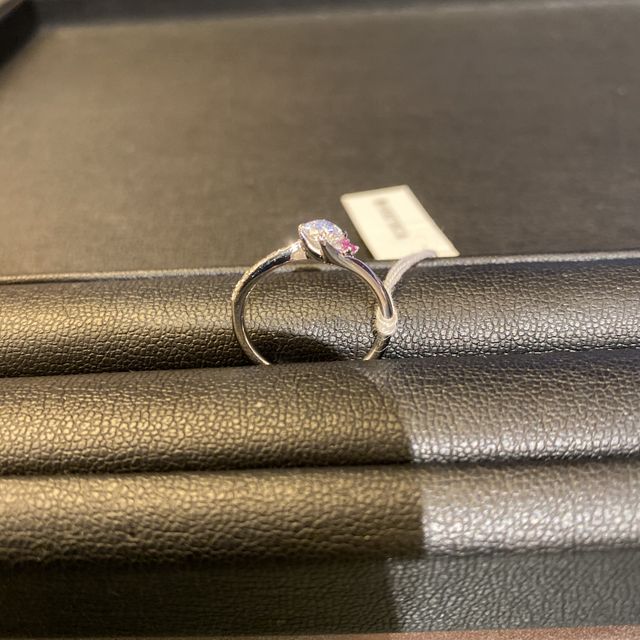 【Mori’s Ruby(モリスルビー)の口コミ】 ダイヤモンドだけの婚約指輪と違って、ルビーがあることで、色やデザイン…