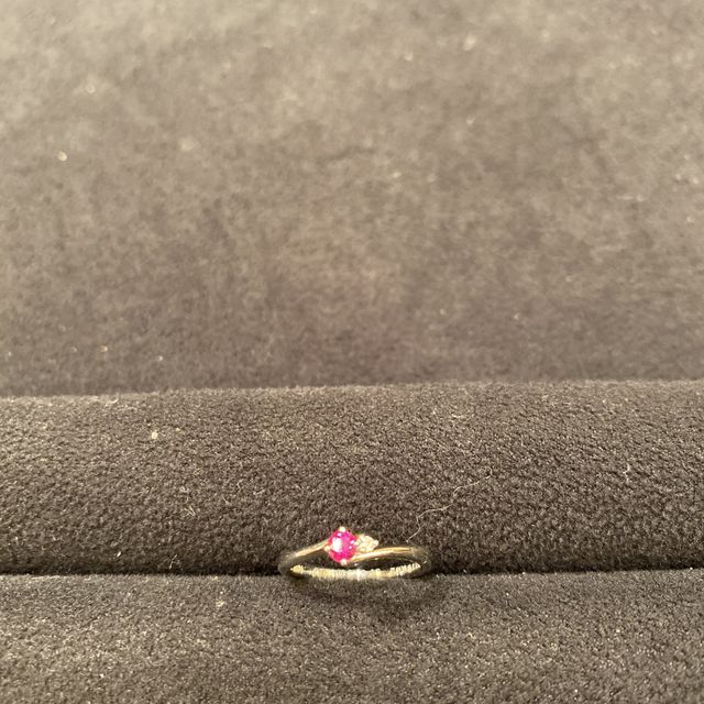 【Mori’s Ruby(モリスルビー)の口コミ】 ダイヤモンドだけの婚約指輪と違って、ルビーがあることで、色やデザイン…