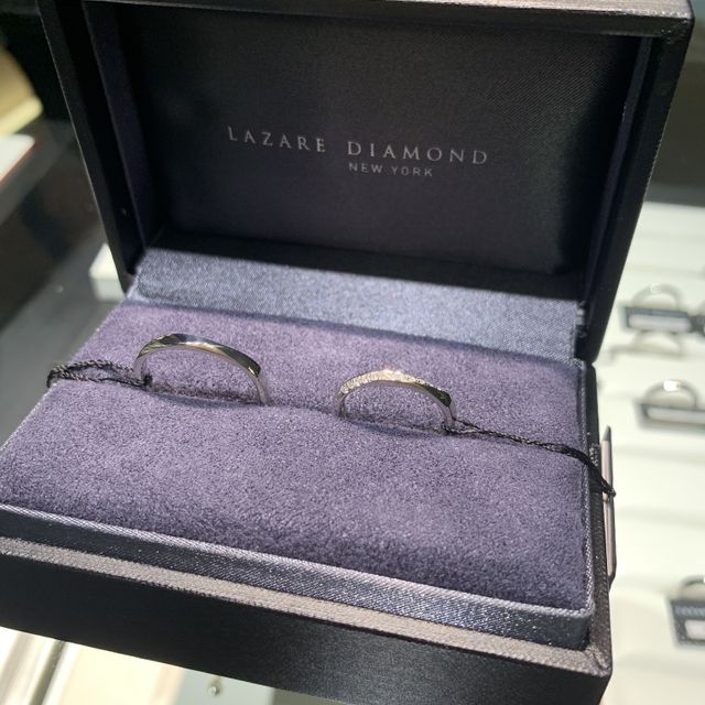【ラザール ダイヤモンド(LAZARE DIAMOND)の口コミ】 エコーというデザインで、斜めのラインにダイヤが11石入っています。V字ラ…