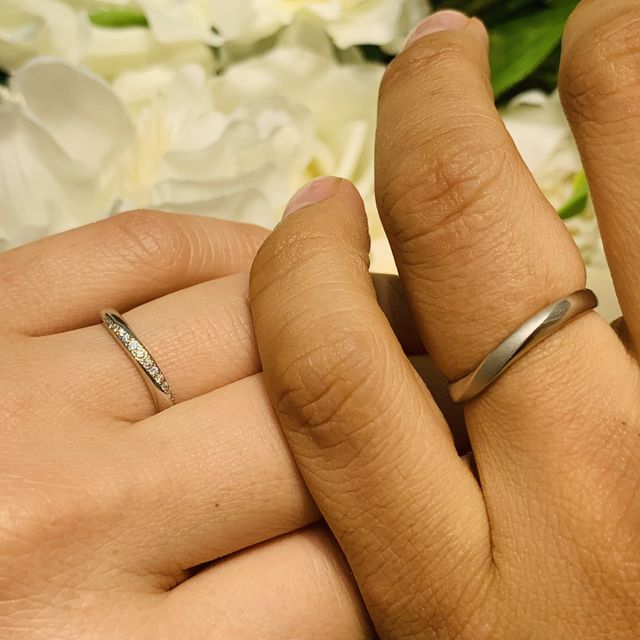 【4℃ BRIDAL(ヨンドシーブライダル)の口コミ】 女性の方はつめが高くなく、表面を触っても凹凸を感じないので普段づかい…