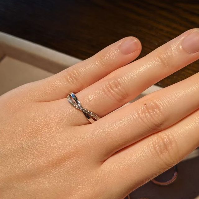 【Blue Dove(ブルーダブ)の口コミ】 いくつかサンプルデザインを見せていただきました。どれも華奢なデザイン…