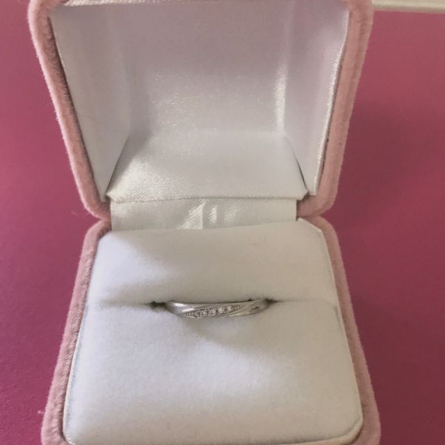 【Something Blue(サムシングブルー)の口コミ】 ストレートライン、シンプルデザインに細かいダイヤモンドが入っているこ…