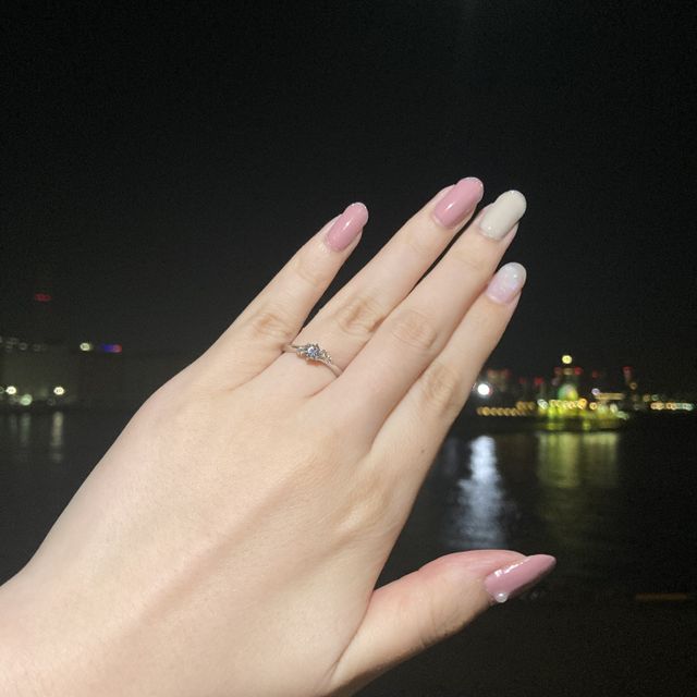 【銀座ダイヤモンドシライシの口コミ】 デザイン:A Piece Of Love
デザインは指の形的にウェーブが合うのと、アシ…