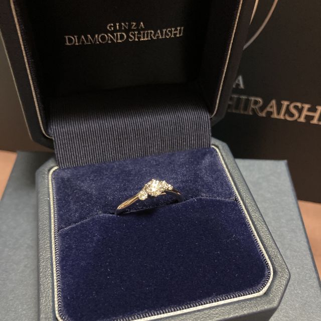 【銀座ダイヤモンドシライシの口コミ】 デザイン:A Piece Of Love
デザインは指の形的にウェーブが合うのと、アシ…