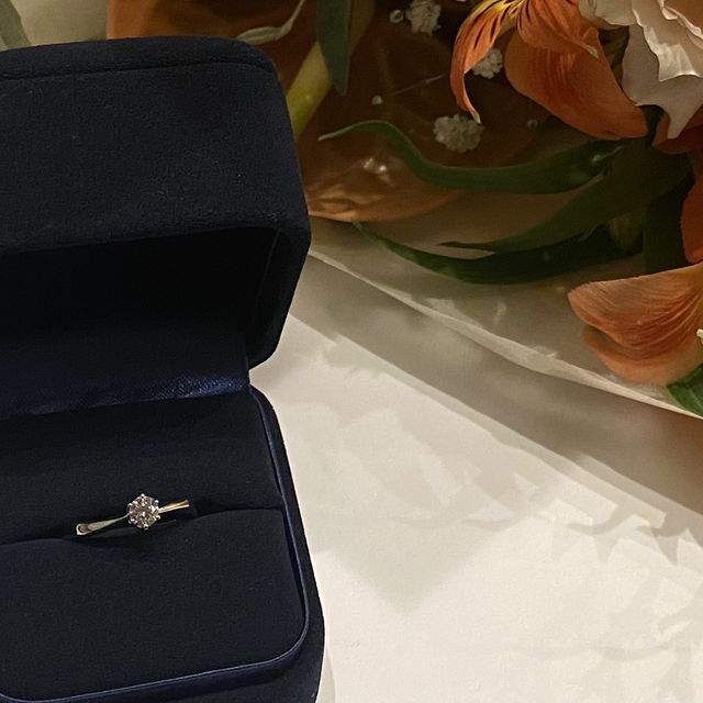 【4℃ BRIDAL(ヨンドシーブライダル)の口コミ】 彼が私に似合うと思い、プロポーズのためサプライズで購入してくれました…