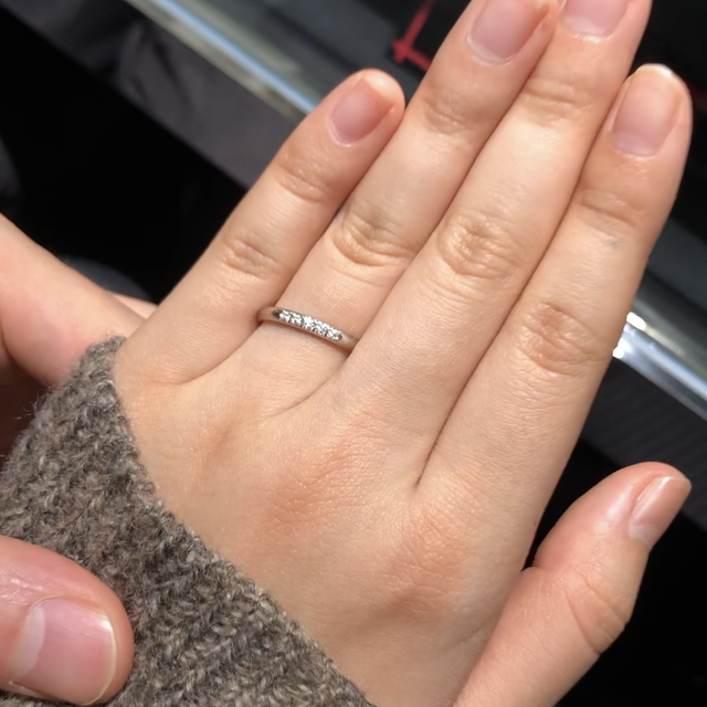 【ラザール ダイヤモンド(LAZARE DIAMOND)の口コミ】 素材はプラチナです。
中心に5石ダイヤモンドがついています。ストレート…