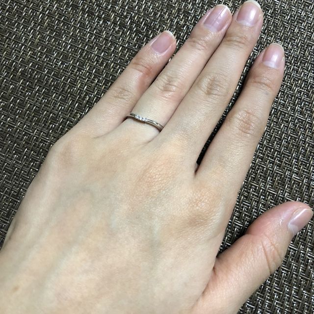 【アイプリモ(I-PRIMO)の口コミ】 中心が少しU字にカーブしているものです。
素材はプラチナです。中心にダ…