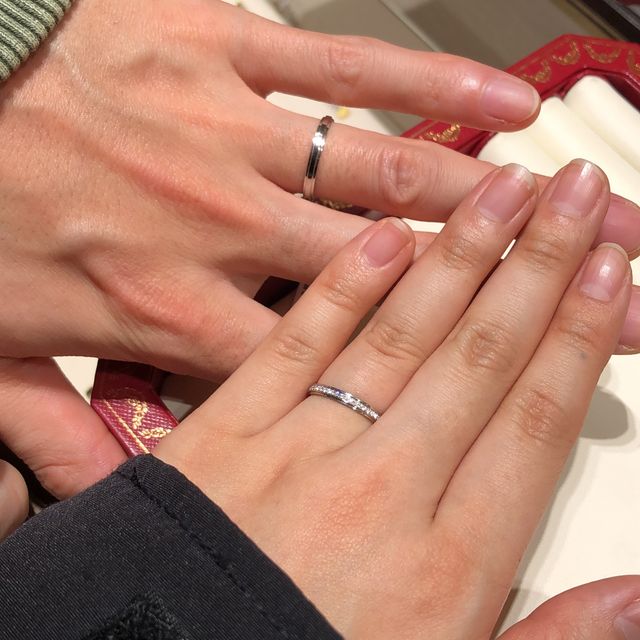 【カルティエ(Cartier)の口コミ】 男性女性ともストレートで上下にラインが入っています。女性は真ん中にぐ…