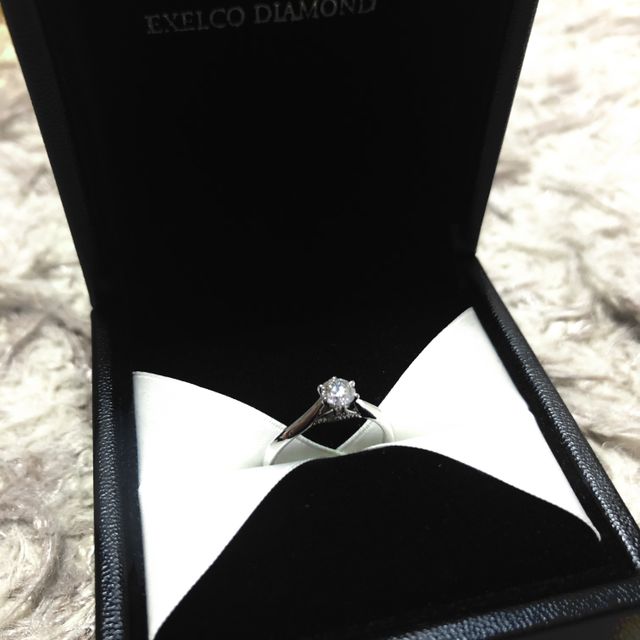 【エクセルコダイヤモンド(EXELCO DIAMOND)の口コミ】 私は手が小さく指も短いのと関節の節がある方なので、似合う婚約指輪があ…