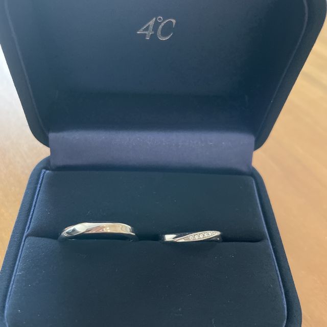 【4℃ BRIDAL(ヨンドシーブライダル)の口コミ】 指輪の決めては、まずプラチナがいいとの事でした。
また、デザインもシン…