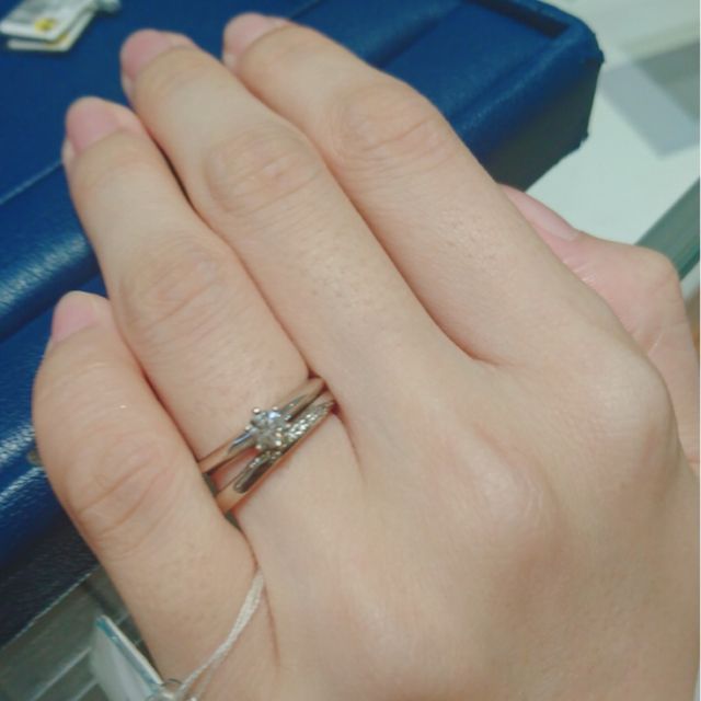 【銀座ダイヤモンドシライシの口コミ】 上品なダイヤ付きの結婚指輪です。
ずっと見ていたくなるようなデザインで…