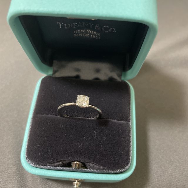 【ティファニー(Tiffany & Co.)の口コミ】 スクエアカットのデザインが珍しく、一目惚れしました。光にかざすとキラ…