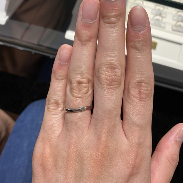 【銀座ダイヤモンドシライシの口コミ】 デザインがシンプルなのにウェーブと控えめなラインが入っていて可愛い感…