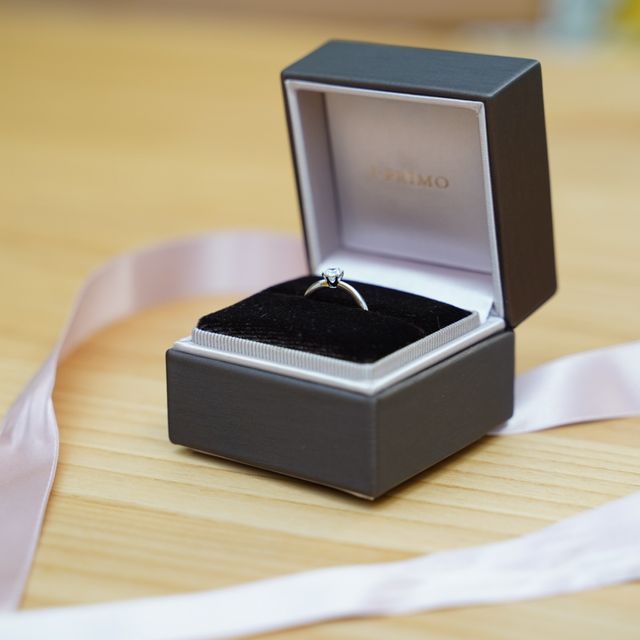 【アイプリモ(I-PRIMO)の口コミ】 シンプルなセンターダイヤモンドへの憧れと結婚指輪がウェーブなので重ね…