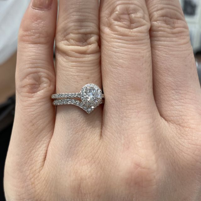 【ティファニー(Tiffany & Co.)の口コミ】 ティファニーの指輪は、他のブランドと比べてより白い印象を受けました。…