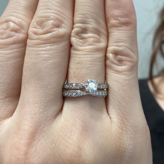 【ティファニー(Tiffany & Co.)の口コミ】 指輪を結婚指輪と婚約指輪を重ね付けする予定でしたので、試着も重ね付け…