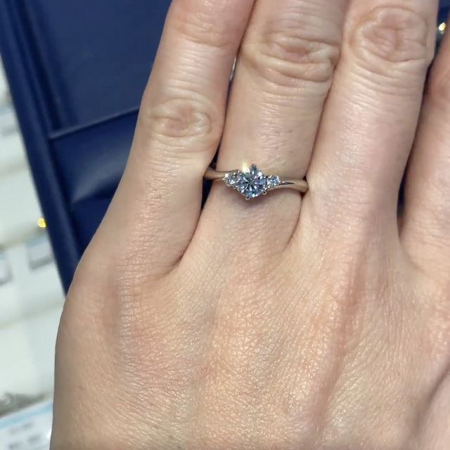 【銀座ダイヤモンドシライシの口コミ】 センターストーンだけではなく、メレダイヤも大きくかなりゴージャスだと…
