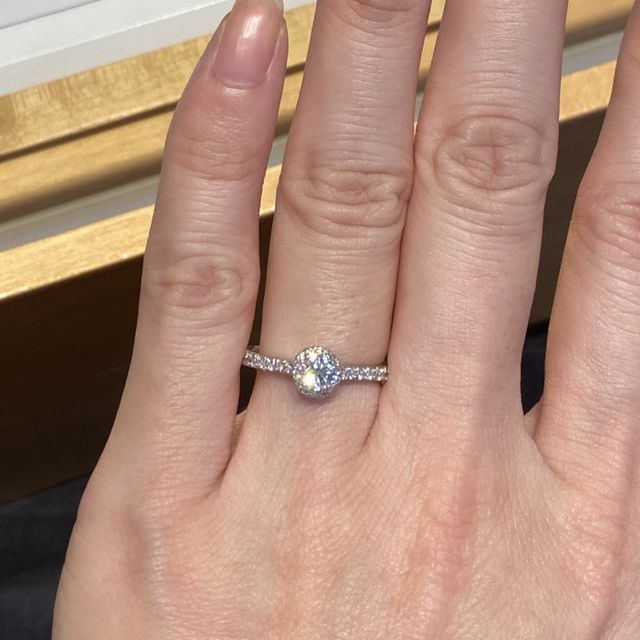 【銀座ダイヤモンドシライシの口コミ】 センターストーンをより素敵にして、ゴージャスにしてくれるデザインです…
