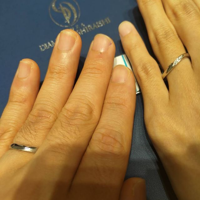 【銀座ダイヤモンドシライシの口コミ】 初めて結婚指輪を見に行くお店として選びました。
洋服などと違い分厚いカ…