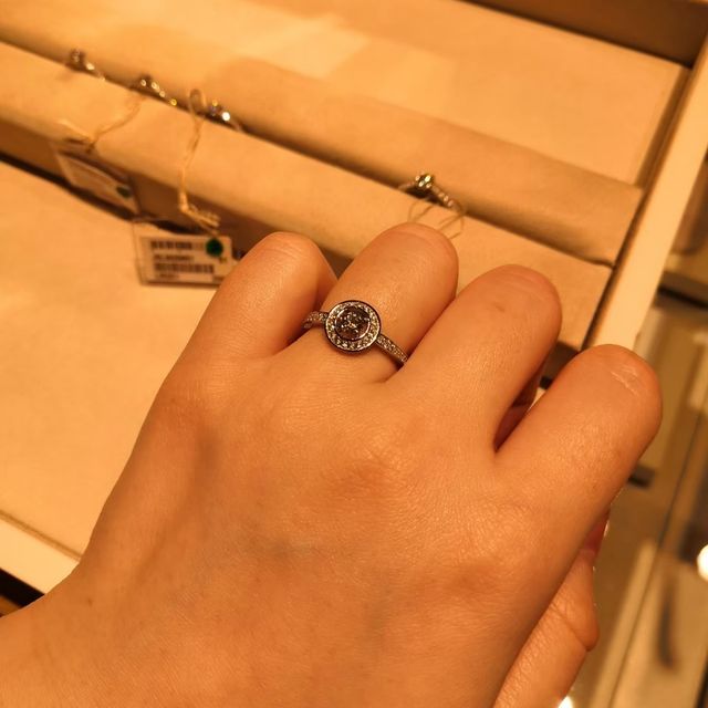 【ピアジェ(PIAGET)の口コミ】 ヘイロータイプを探していて試着しました。真ん中のダイヤが浮いているよ…