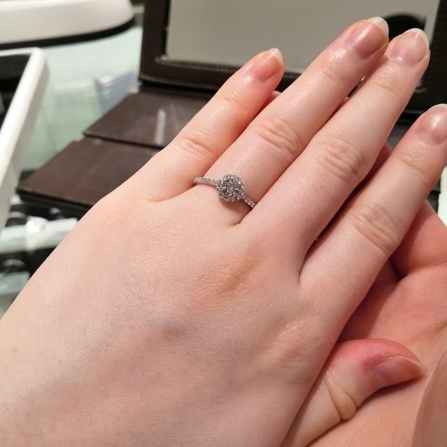 【FOREVERMARK(フォーエバーマーク)の口コミ】 もともとヘイロータイプを探していました。正面からみたときにプラチナの…