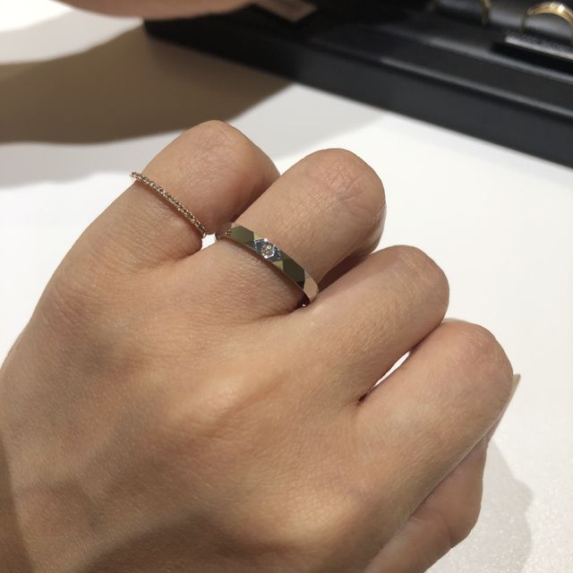 【ラザール ダイヤモンド(LAZARE DIAMOND)の口コミ】 綺麗なカッティングがされたシンプルなデザインの指輪でした。鍛造製法な…