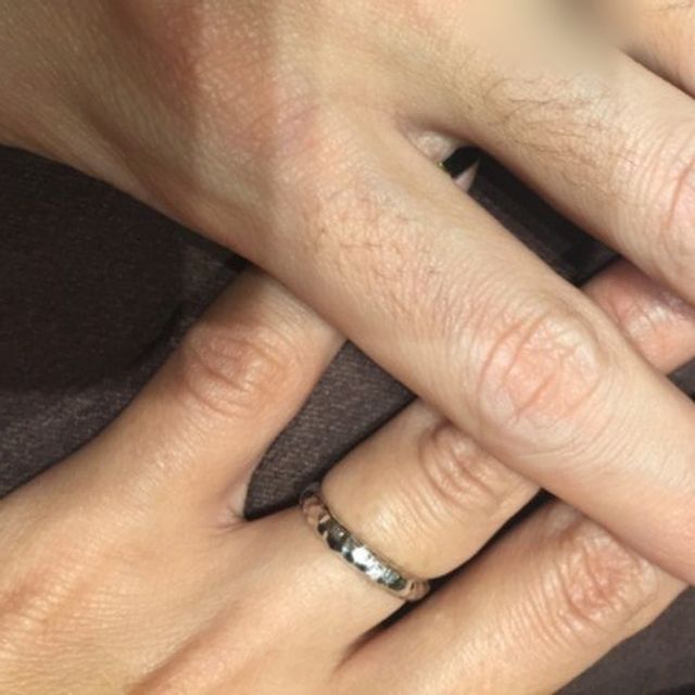 【ケイウノ ブライダル(K.UNO BRIDAL)の口コミ】 シンプルなフォルムであり全体的に上品で仕事で着けていても違和感があり…