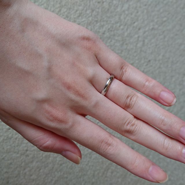 【ティファニー(Tiffany & Co.)の口コミ】 結婚指輪なので、シンプルで長く使えるものを探していました。特に女性は…