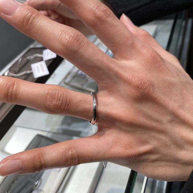 【アイプリモ(I-PRIMO)の口コミ】 ストレートリングとの一番の違いは、光の反射の違いで自分の方から見た感…