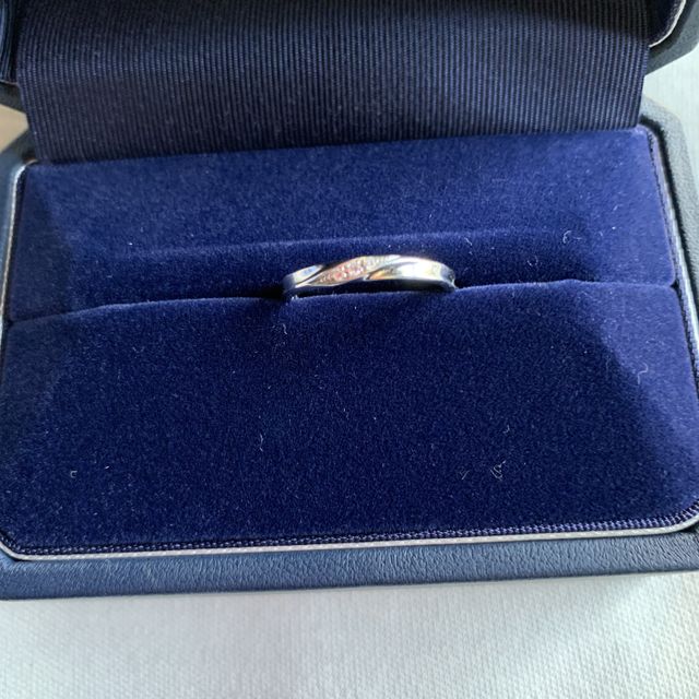 【銀座ダイヤモンドシライシの口コミ】 細くて、ダイヤが付いていて一瞬で一目惚れして旦那もこれでしょみたいな…