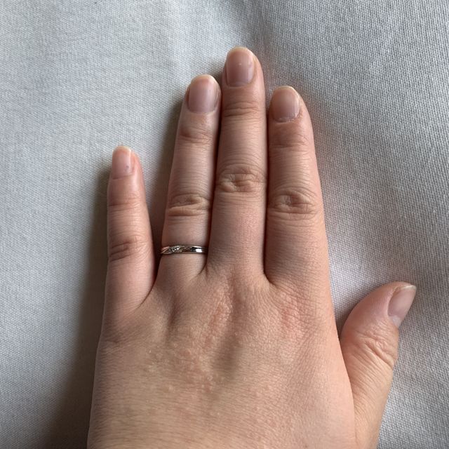 【銀座ダイヤモンドシライシの口コミ】 細くて、ダイヤが付いていて一瞬で一目惚れして旦那もこれでしょみたいな…