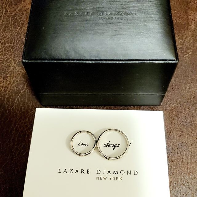 【ラザール ダイヤモンド(LAZARE DIAMOND)の口コミ】 シンプルでさりげないデザインながらダイヤがキラキラと本当に美しく、リ…