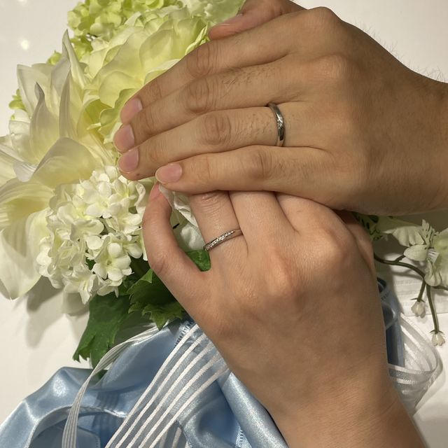 【4℃ BRIDAL(ヨンドシーブライダル)の口コミ】 流れるようなダイヤの入れ方はどの角度から見ても綺麗です。
男性の方も表…